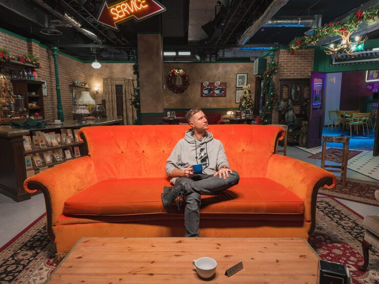 imgi 46 persona sentada iconico sofa naranja replica central perk londres 536604 20825